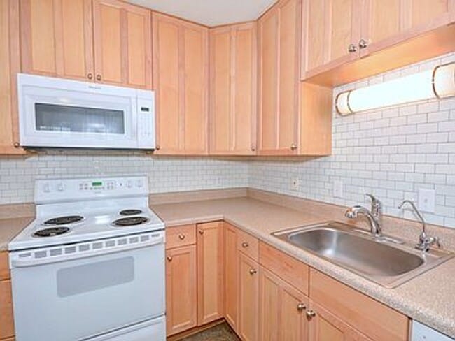 Building Photo - Forest Acres condo