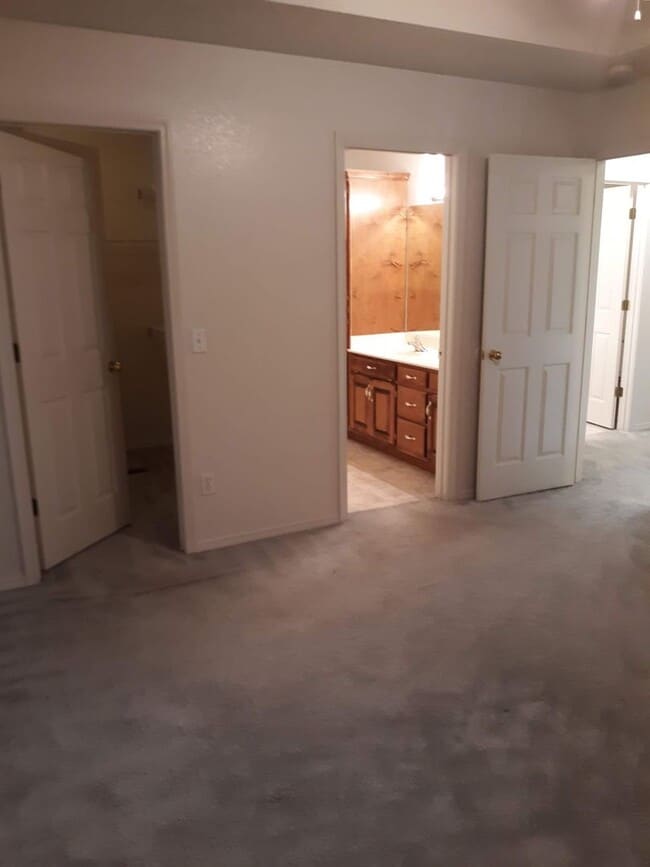 Building Photo - Executive Rental - Charming 3-bedroom 2 bath 2 car garage-available to view now