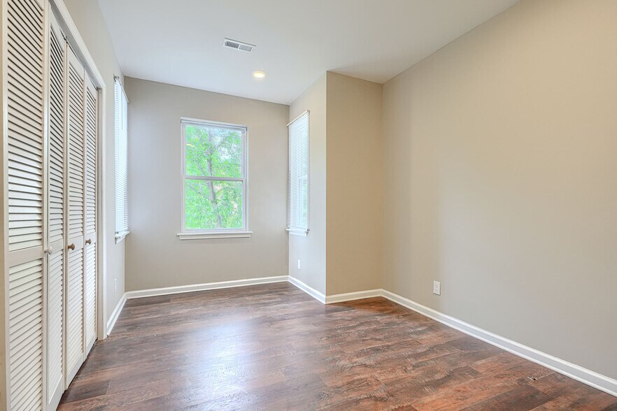 Building Photo - 446 N Linwood Ave