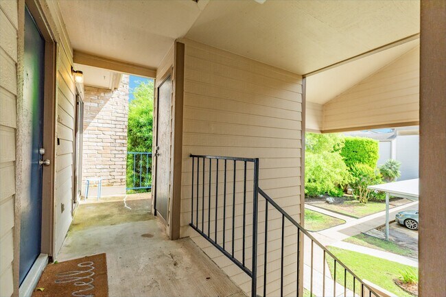 Building Photo - 7098 N Holiday Dr