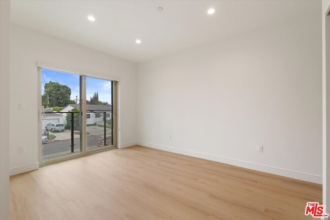 Building Photo - 5530 1/2 Sunnyslope Ave