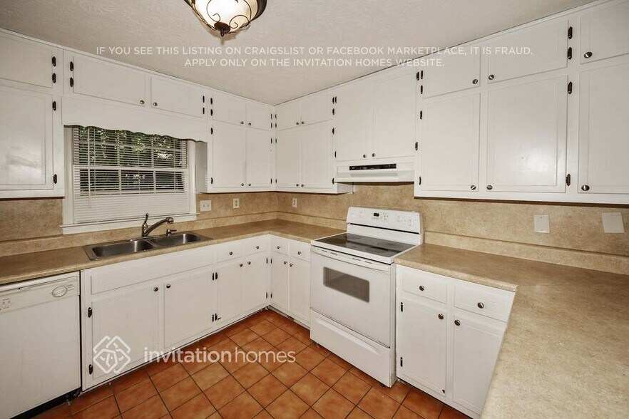 Building Photo - 3236 Lincoln Pl