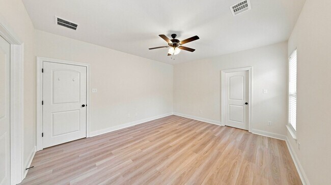 Building Photo - 7211 Kenilworth Crossing Ave