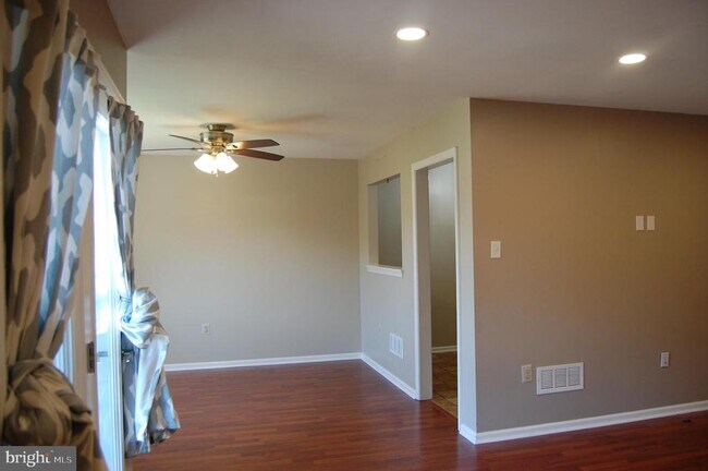 Building Photo - 131 Red Haven Dr