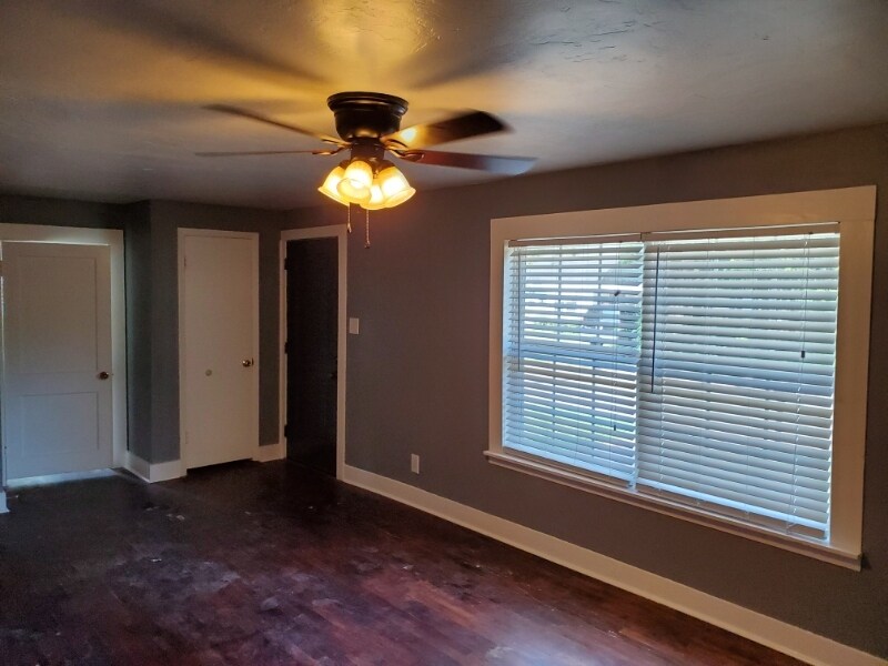 Building Photo - 901 N Bledsoe St