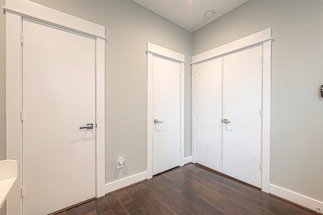 Building Photo - 712 Clark St