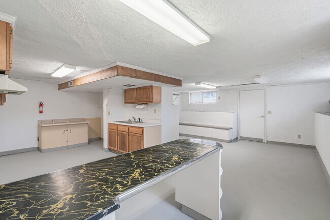 Building Photo - 1315 E Red Bud Rd