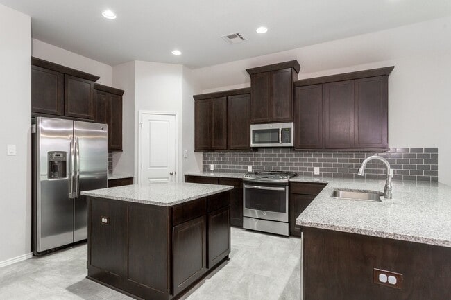Building Photo - Comfort Meets Style – 3BR/2BA Home in Manor!