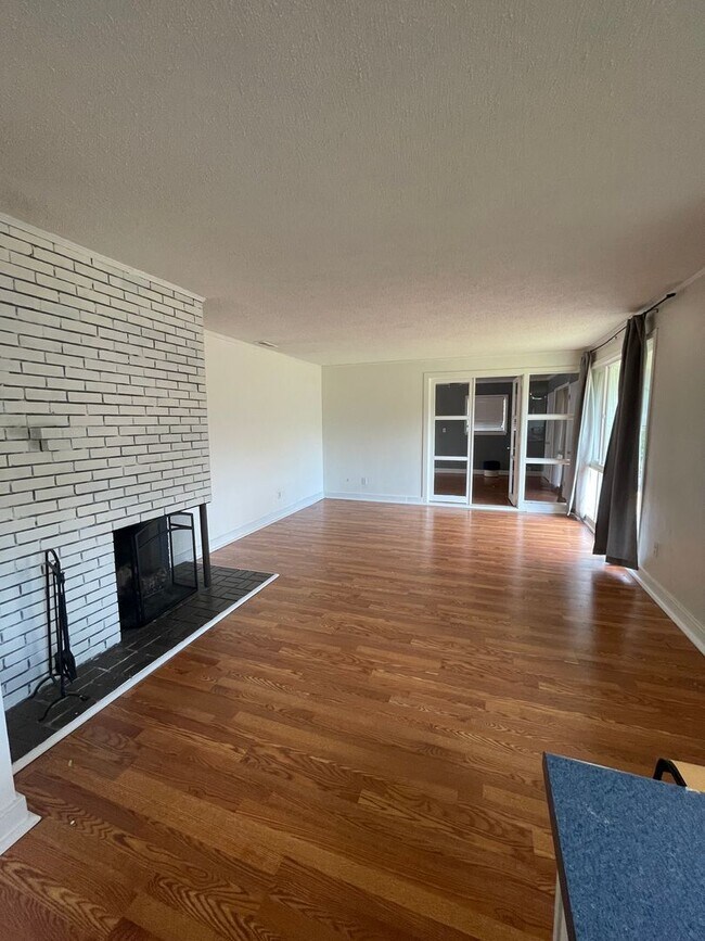 Building Photo - 3 Bedroom / 2 Bath Home Near Campus!