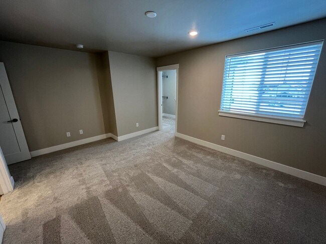 Building Photo - 3 Bed/2.5 Bath Townhome Built in 2023 in N...