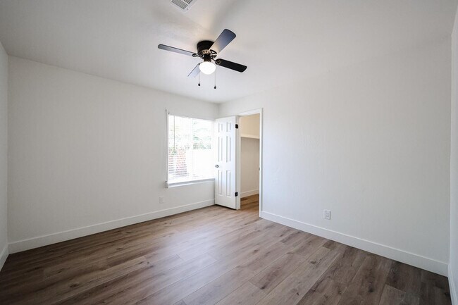 Building Photo - 3001 W Mercer Ln