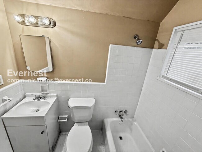 Building Photo - 252 Meadowdale Ave