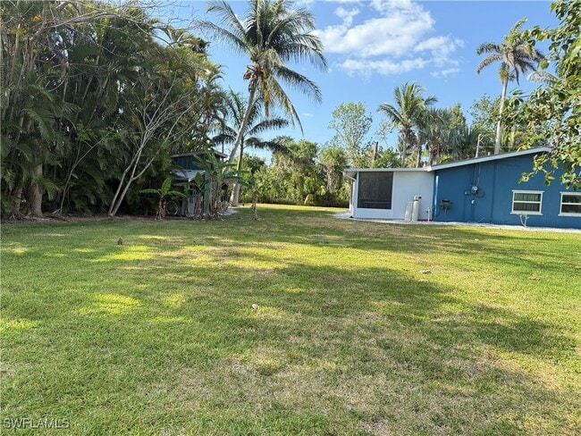 Building Photo - 10899 Russell Rd