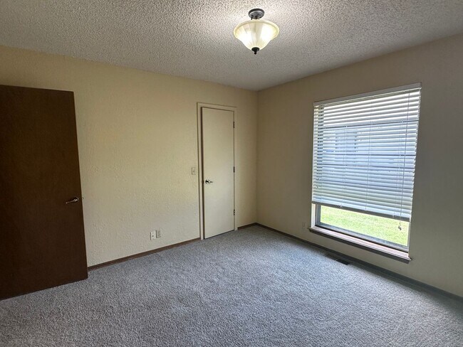 Building Photo - Large single story 4 bedroom