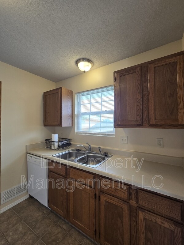 Building Photo - 4460 S Elizabeth Ave
