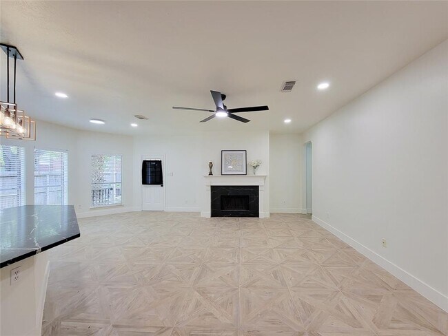 Building Photo - 218 Windrift Ct