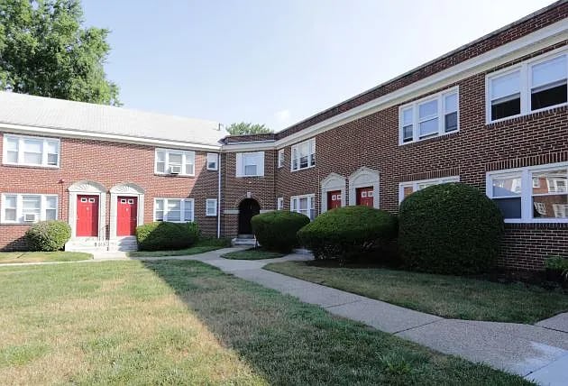 Building Photo - 2 W Oakland Ave