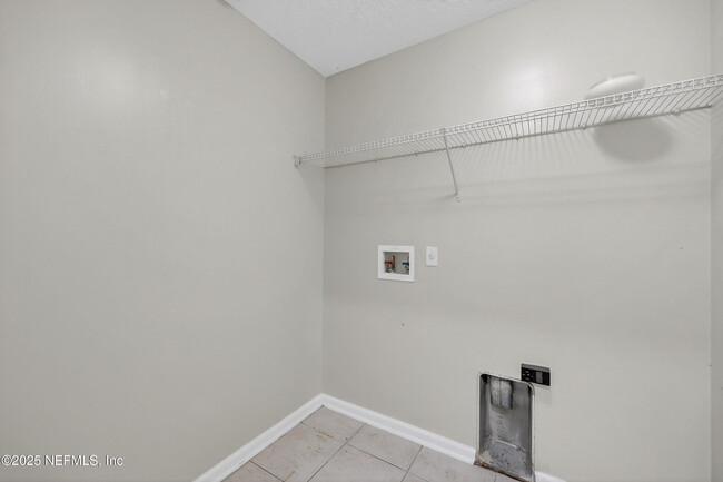 Building Photo - 9205 Redtail Dr