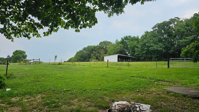 Building Photo - 1+Acre in the country! 2 bed/1.5 Bth- NO C...
