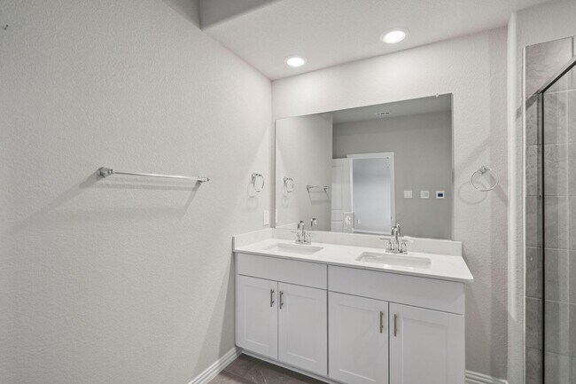 Building Photo - 2116 Gustavus Dr