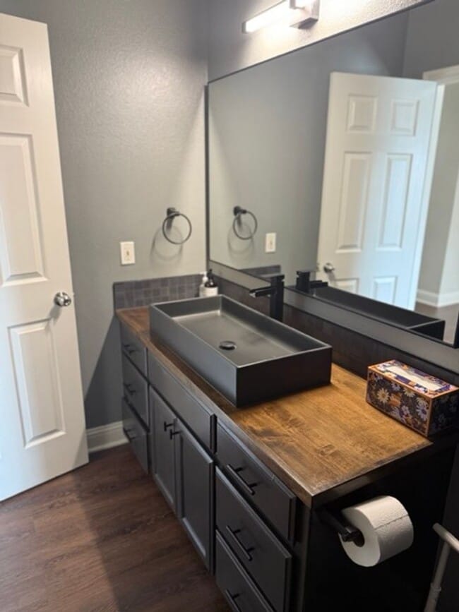 Building Photo - Rare Baylor Bubble Rental | Walk to Campus | 4 Bed / 3 Bath