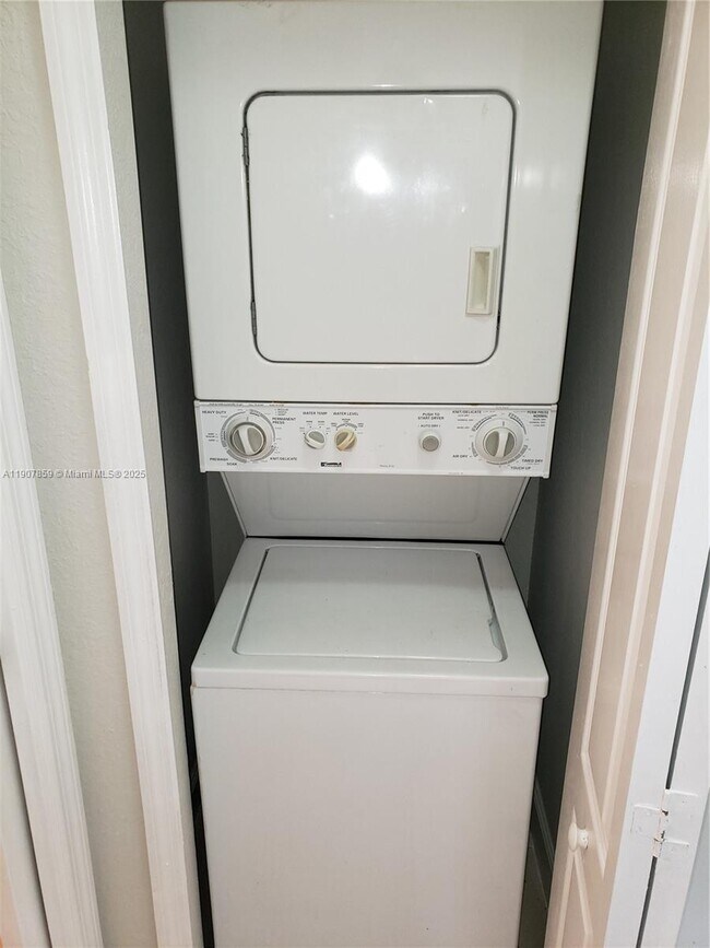 Building Photo - 1666 SE 27th Ct