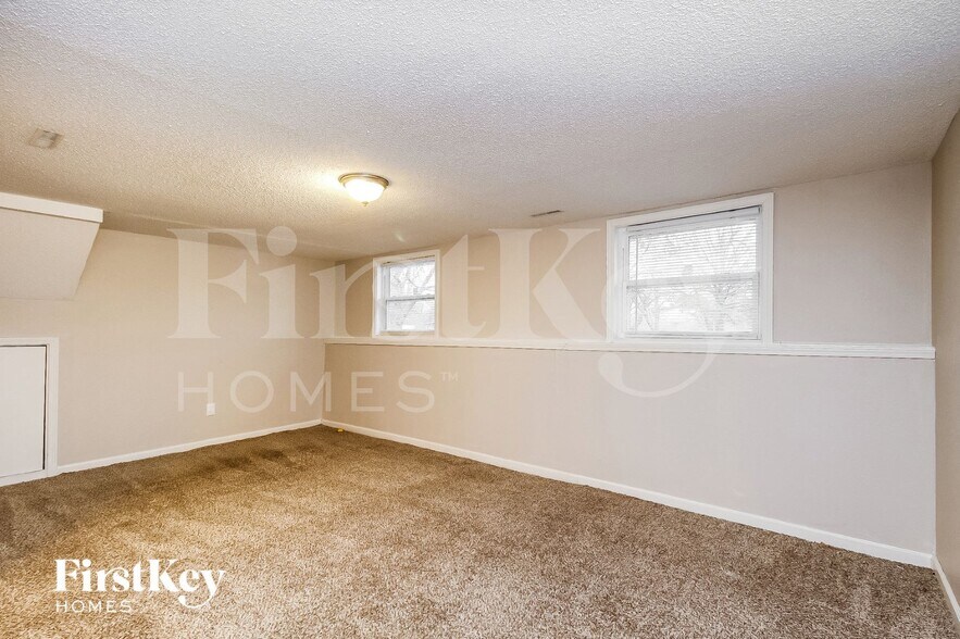 Building Photo - 4900 N Sycamore Dr