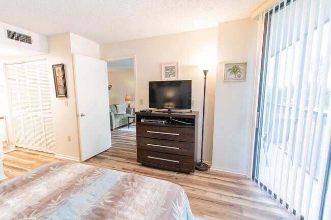 Building Photo - 1000 Cove Cay Dr