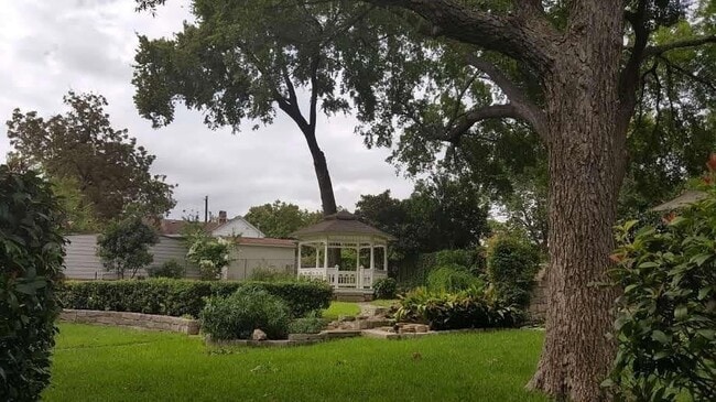 Building Photo - 316 1/2 E 7th Street Unit