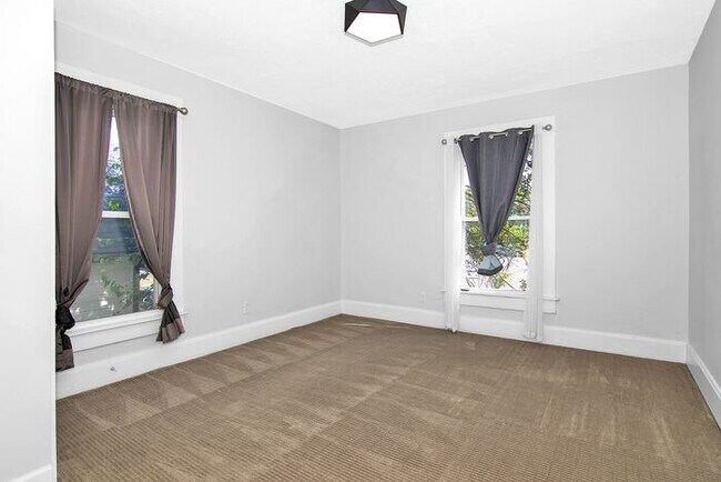 Building Photo - Classic Remodeled Townhome in Windsor Park