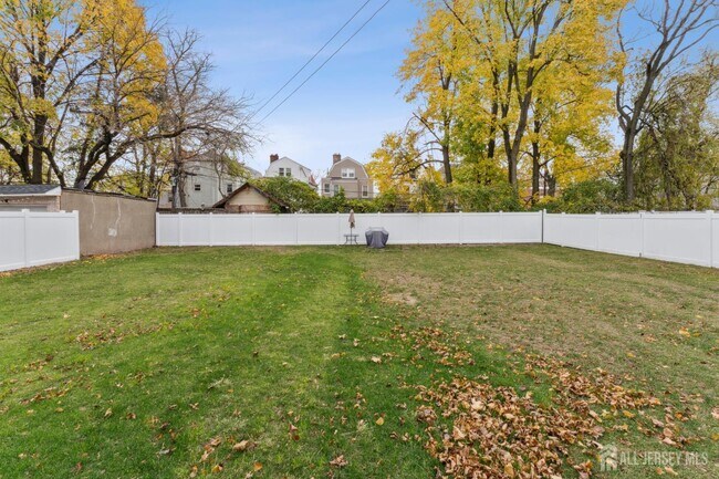 Building Photo - 84 Hollywood Ave