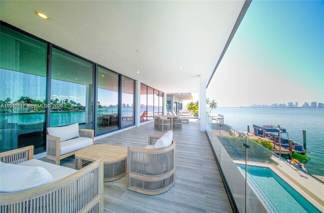 Building Photo - 7520 W Treasure Dr