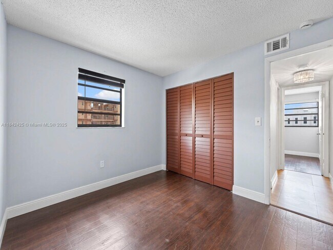 Building Photo - 1820 W 53rd St