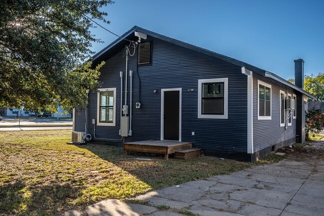 Building Photo - New 3 Bedroom 2 Bath on Stanley SW