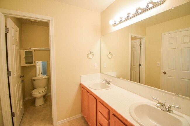 Building Photo - Beautiful Home in Amazing Neighborhood!