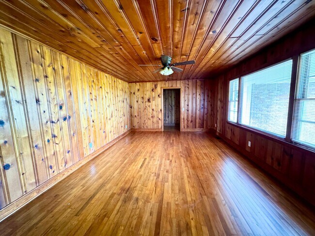 Building Photo - Move in ready! Fully Renovated with attent...