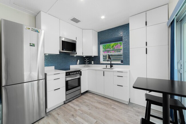 Building Photo - 425 32nd St