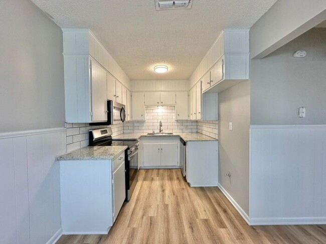 Building Photo - Tour Today! Newly Updated 2 Bedroom 1 Bath...