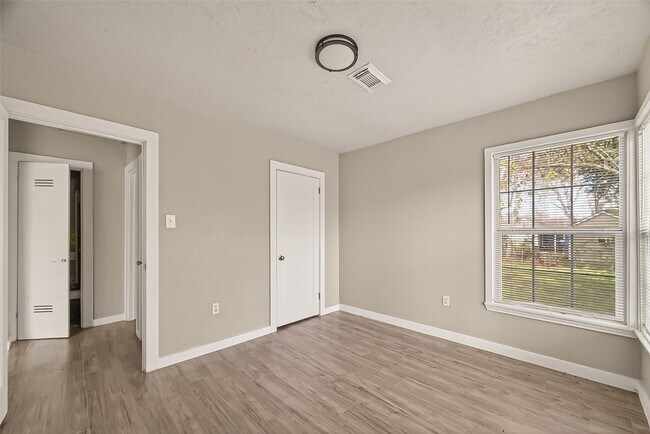 Building Photo - 1221 Parkway Dr