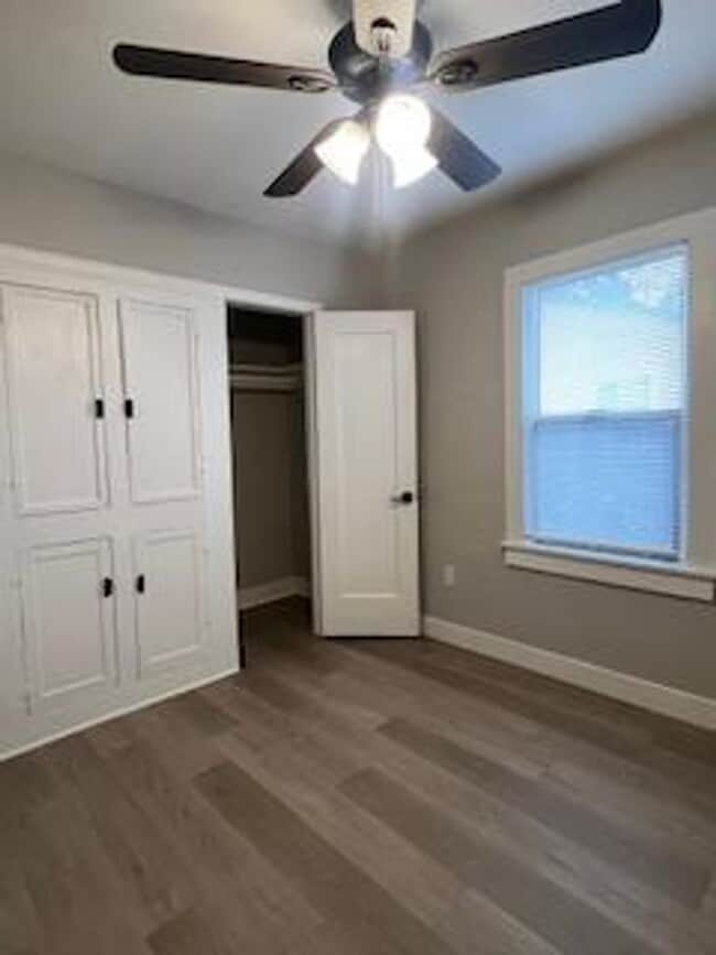 Building Photo - ADORABLE REMODELED 2 BEDROOM DUPLEX!