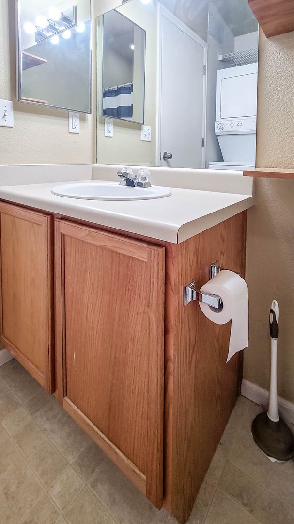 Building Photo - $960- Studio/1BA Close to Downtown Colorado Springs