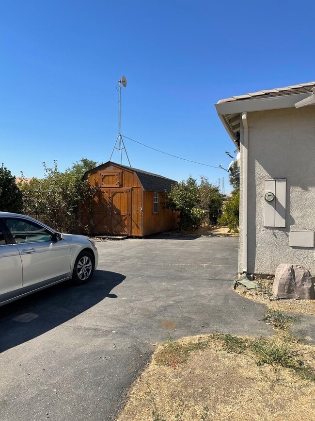 Building Photo - 5-Bedroom, 3-Bathroom Home for Rent on 1-A...