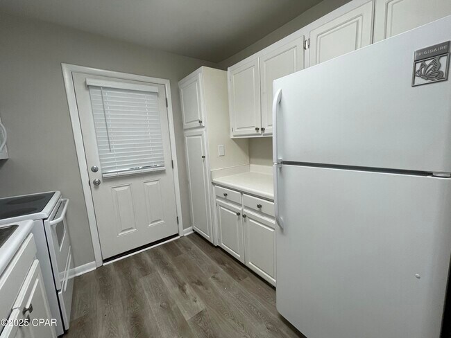 Building Photo - 2100 W Beach Dr