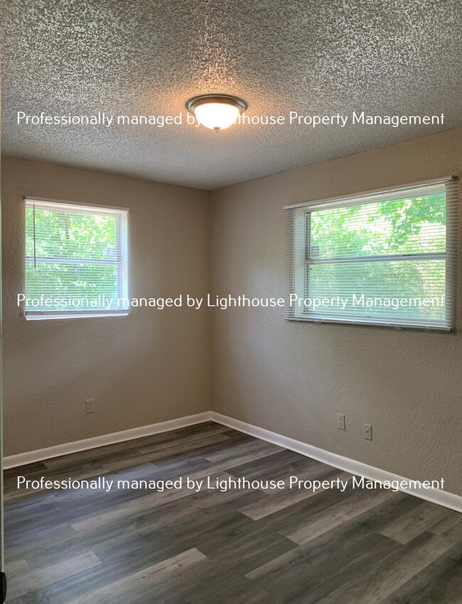 Building Photo - Just Renovated! 3/1.5 in Sherwood Forest!