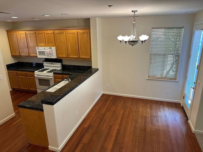 Building Photo - 3BR/2.5BA Oak Commons Home w/ Backyard & C...