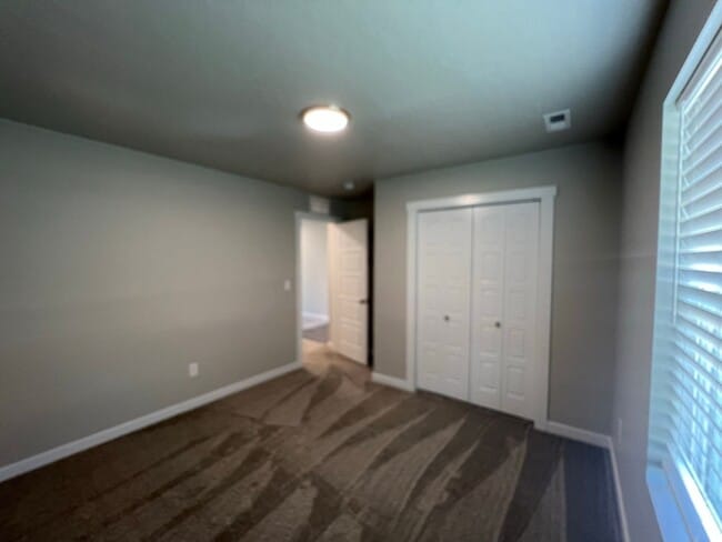 Building Photo - Newer 3 bed 2 bath with a home office just...