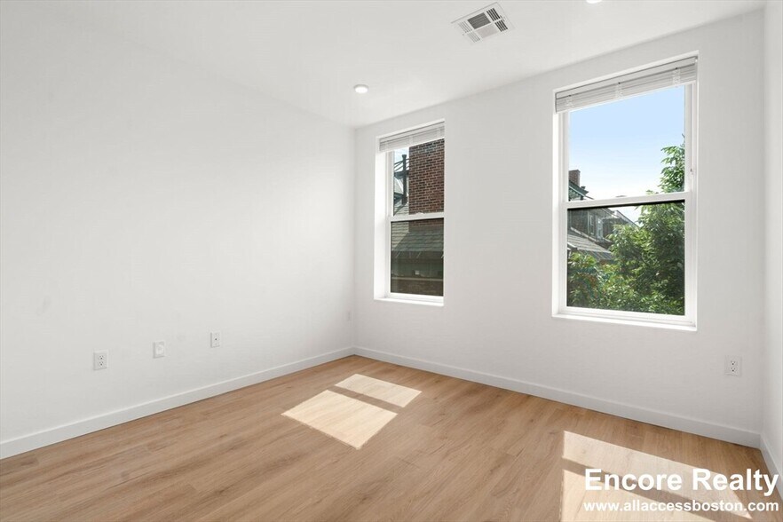 Building Photo - 40 Centre St