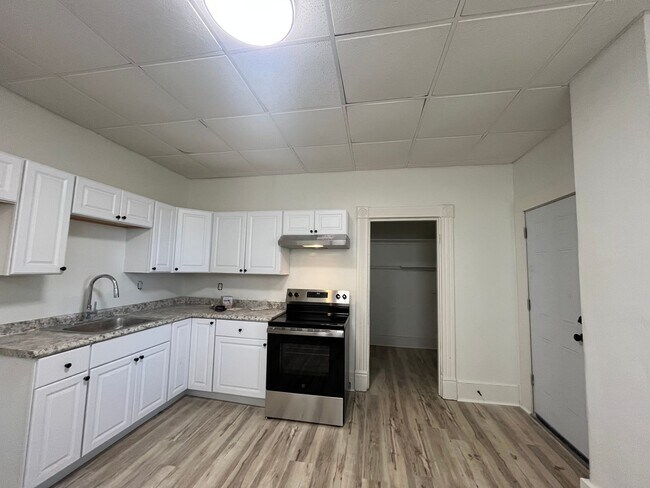 Building Photo - 4 bedroom 1 bath