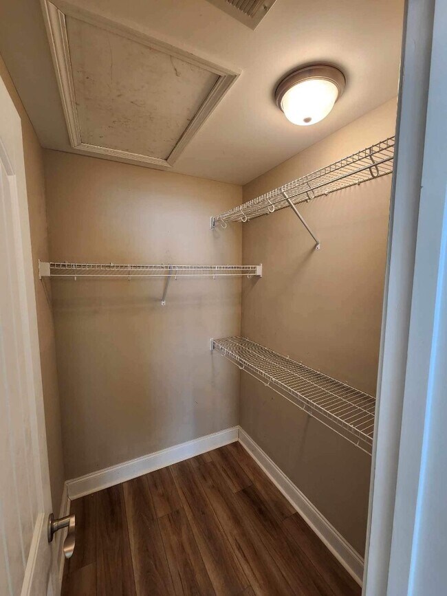 Building Photo - 215 Leadoff Dr