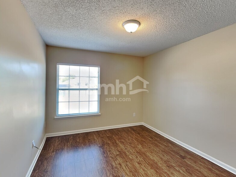 Building Photo - 468 Hillside Dr